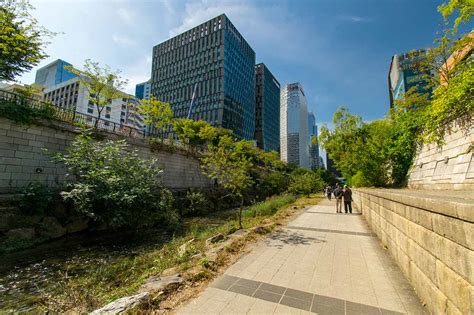 Cheonggyecheon Stream: Uma Jornada Revitalizante através da História de Seul!