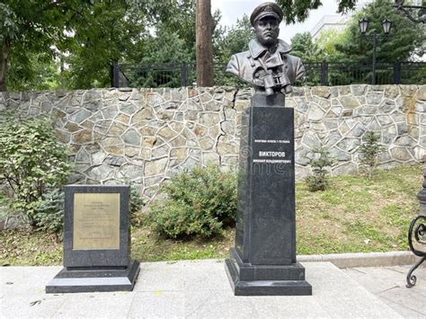 O Monumento a Os Marinheiros da Flota do Báltico: Um Marco Gigante e Imponente em Vladivostok!