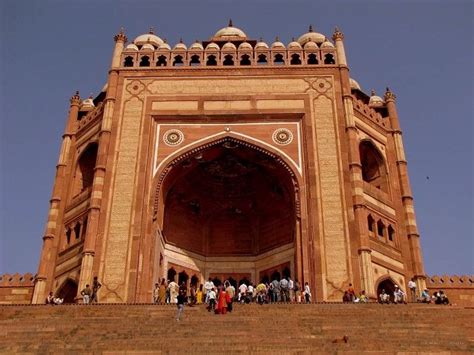 A Mesmerizing Gateway: Explore the Elegance and History of the Buland Darwaza in Fatehpur Sikri!