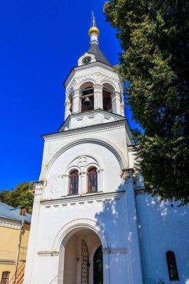 A Torre de Campanário do Grande Mosteiro da Floresta, uma maravilha arquitetônica que ecoa a história!